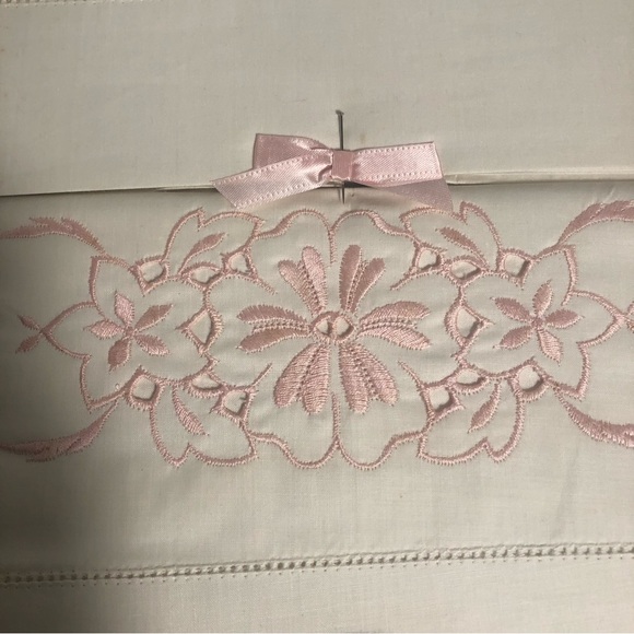Progress embroidered white/pink flower vintage pillowcase set. New in box - Picture 2 of 5